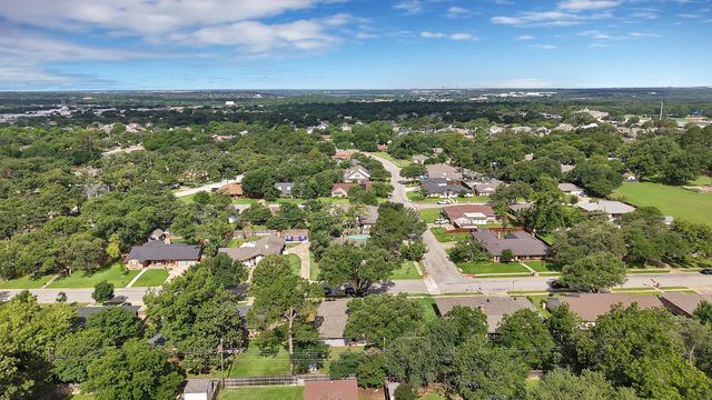 1615 Cresthaven Drive, Pantego, TX 76013