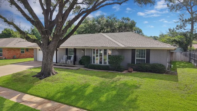 1615 Cresthaven Drive, Pantego, TX 76013