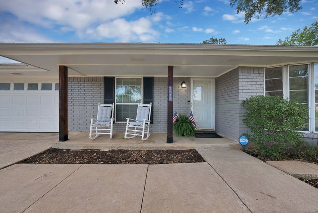 1615 Cresthaven Drive, Pantego, TX 76013