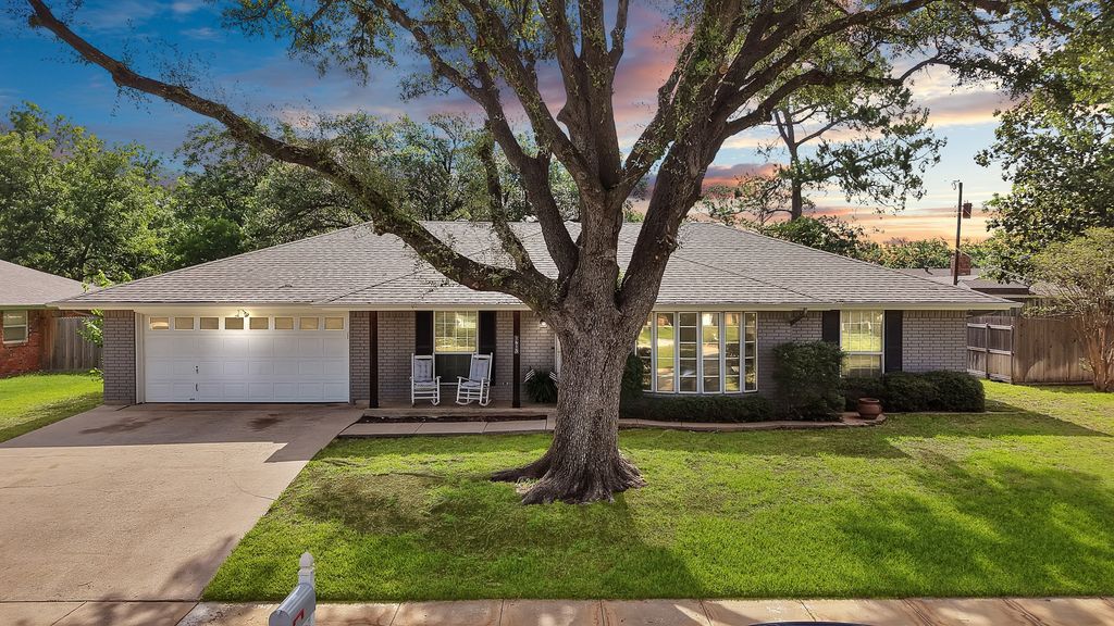 1615 Cresthaven Drive, Pantego, TX 76013