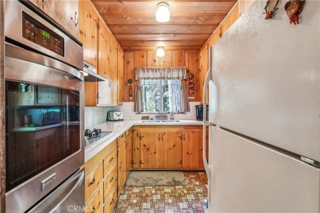 404 Hillside, Lake Arrowhead, CA 92352