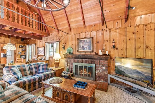 404 Hillside, Lake Arrowhead, CA 92352