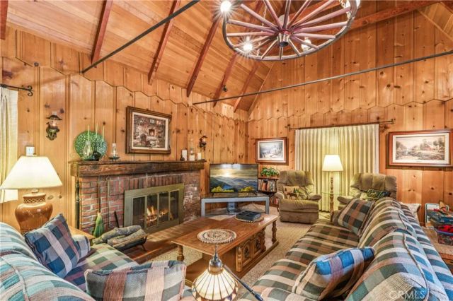 404 Hillside, Lake Arrowhead, CA 92352