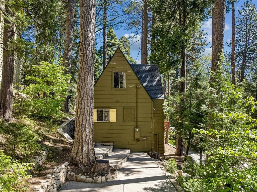 404 Hillside, Lake Arrowhead, CA 92352