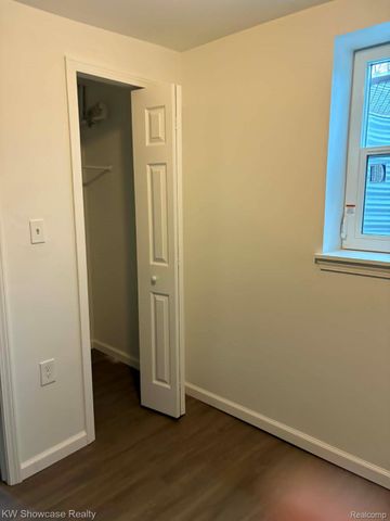 22 Augusta Avenue, Pontiac, MI 48341