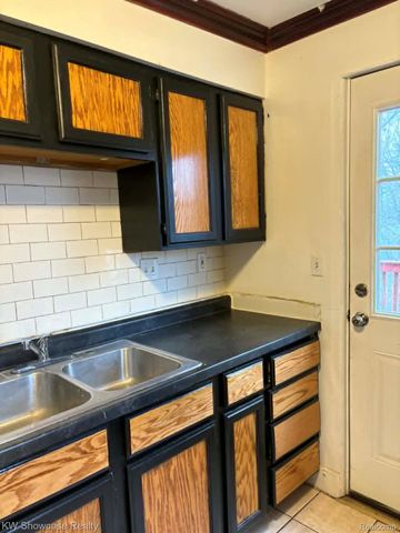 22 Augusta Avenue, Pontiac, MI 48341