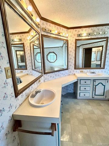 1877 S Almont Avenue, Imlay City, MI 48444