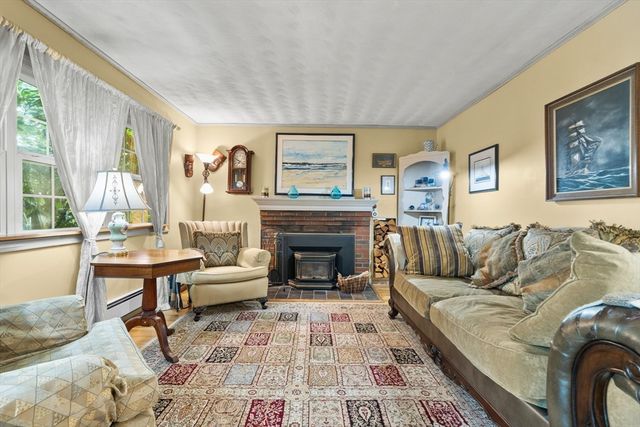 4 Laurel St, Woburn, MA 01801