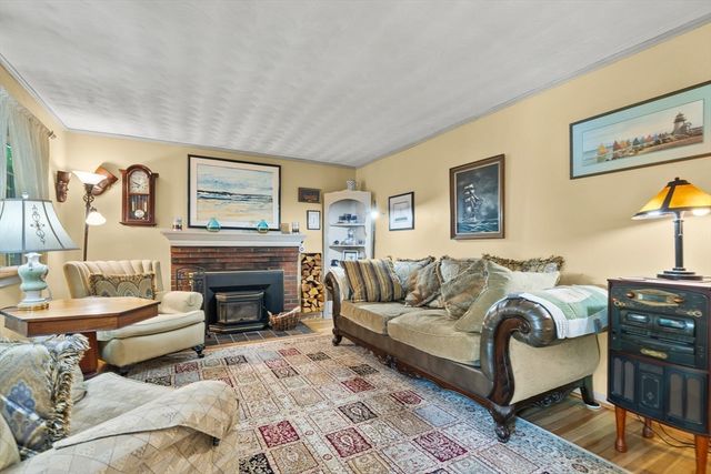 4 Laurel St, Woburn, MA 01801