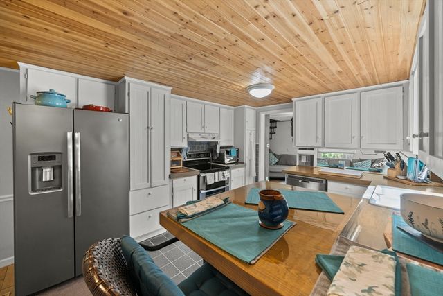 4 Laurel St, Woburn, MA 01801
