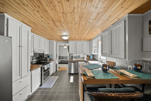 4 Laurel St, Woburn, MA 01801