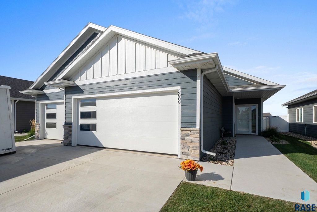 5809 S Whisper Creek Pl Place, Sioux Falls, SD 57108