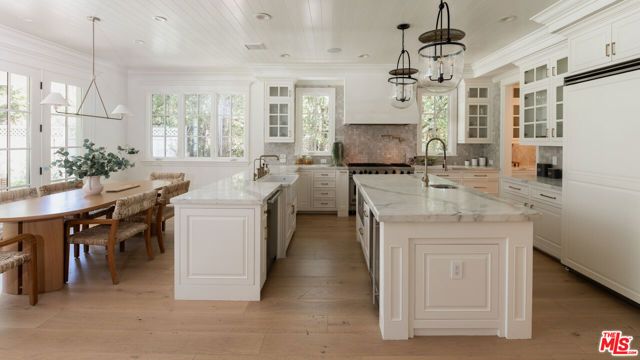 146 N Carmelina Avenue, Los Angeles, CA 90049