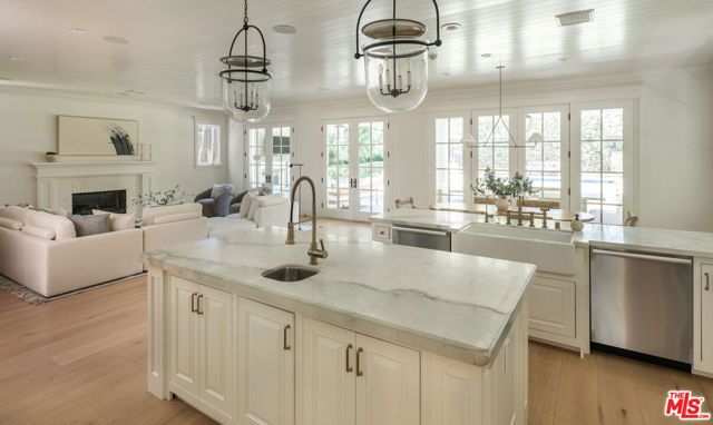 146 N Carmelina Avenue, Los Angeles, CA 90049