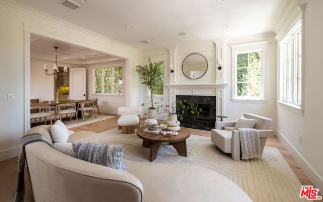 146 N Carmelina Avenue, Los Angeles, CA 90049