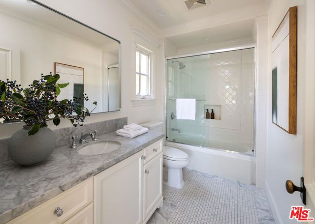 146 N Carmelina Avenue, Los Angeles, CA 90049