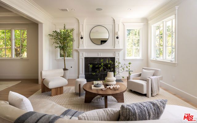 146 N Carmelina Avenue, Los Angeles, CA 90049