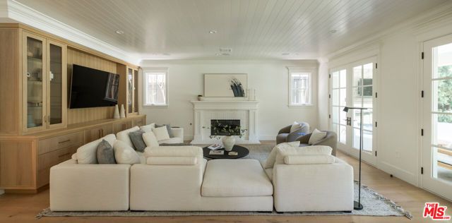 146 N Carmelina Avenue, Los Angeles, CA 90049