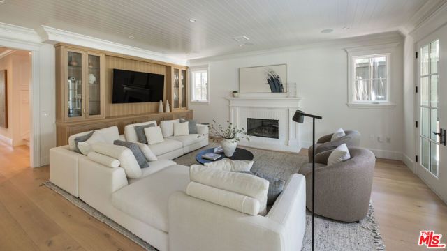146 N Carmelina Avenue, Los Angeles, CA 90049