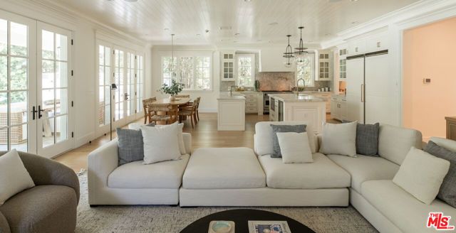 146 N Carmelina Avenue, Los Angeles, CA 90049