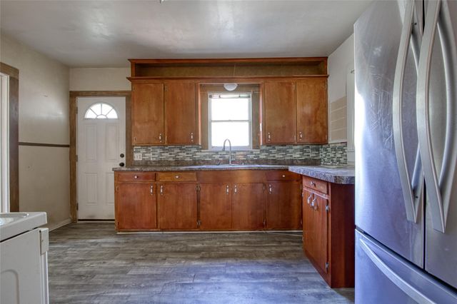 209 Avenue H, Van Vleck, TX 77482