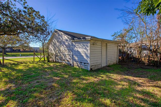 209 Avenue H, Van Vleck, TX 77482