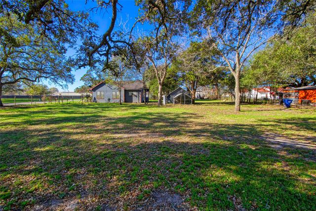 209 Avenue H, Van Vleck, TX 77482