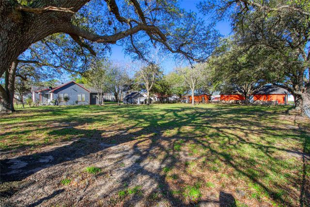 209 Avenue H, Van Vleck, TX 77482