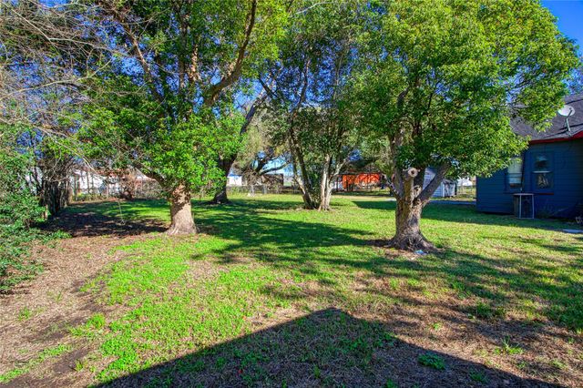 209 Avenue H, Van Vleck, TX 77482