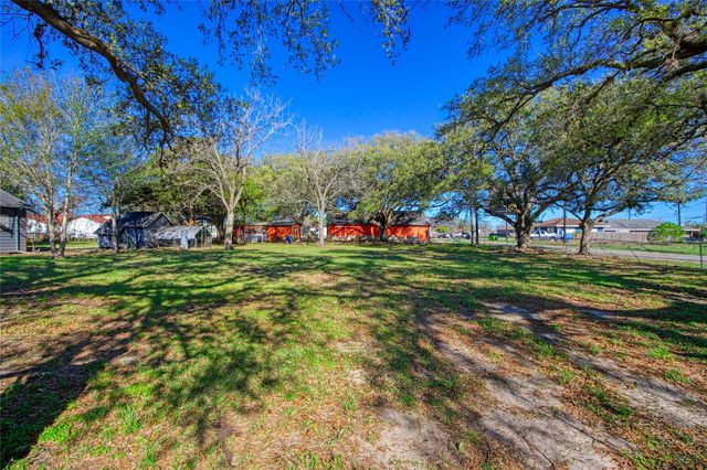 209 Avenue H, Van Vleck, TX 77482