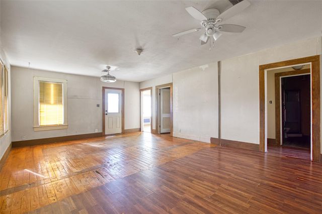 209 Avenue H, Van Vleck, TX 77482