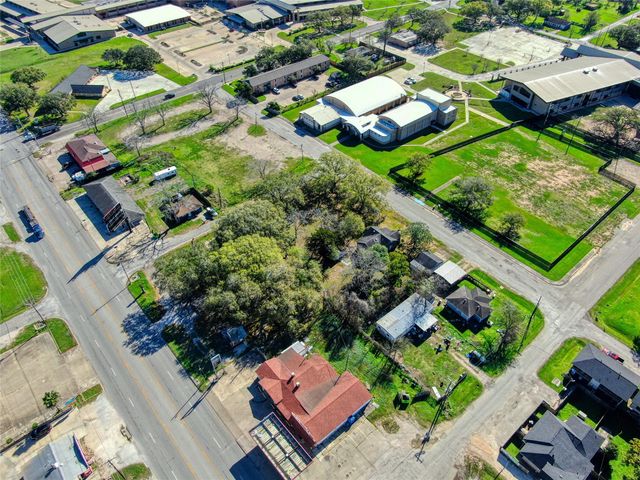 209 Avenue H, Van Vleck, TX 77482