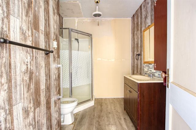 209 Avenue H, Van Vleck, TX 77482