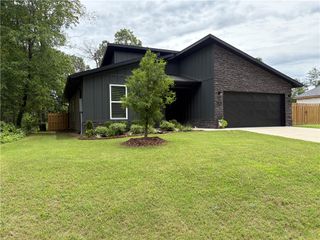 15 Exminster Lane, Bella Vista, AR 72714