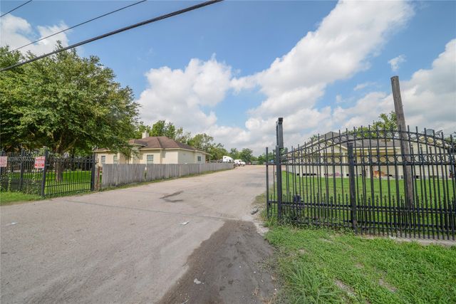 6309 E Houston Road, Houston, TX 77028