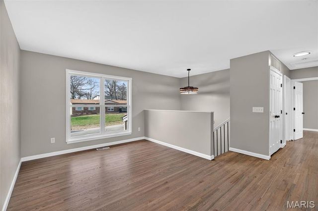 5439 Ville Rosa Lane, Hazelwood, MO 63042