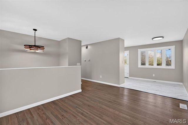 5439 Ville Rosa Lane, Hazelwood, MO 63042