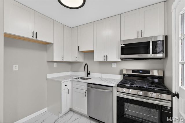 5439 Ville Rosa Lane, Hazelwood, MO 63042