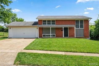5439 Ville Rosa Lane, Hazelwood, MO 63042