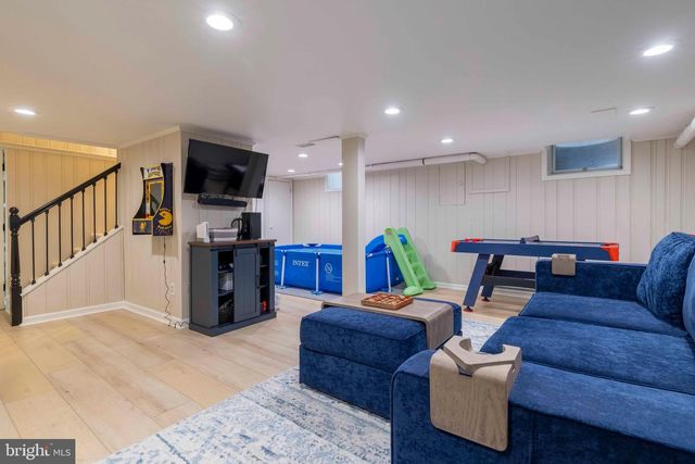 8378 GLEN RD, Elkins Park, PA 19027