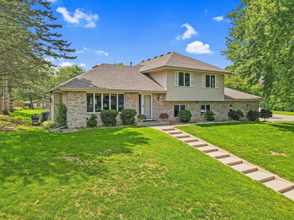7030 Alpine Trail, Eden Prairie, MN 55346
