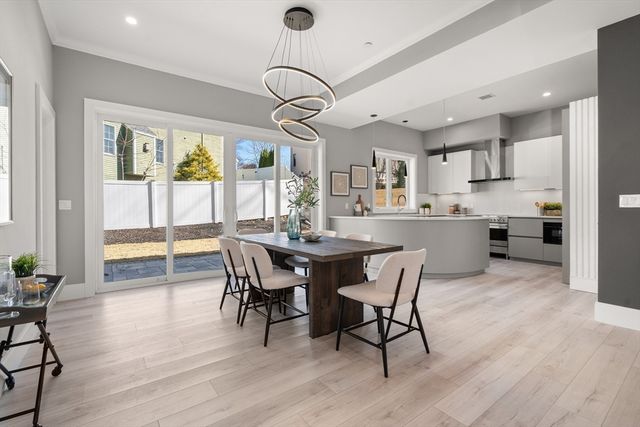 28 Wilson Cir 28, Newton, MA 02461