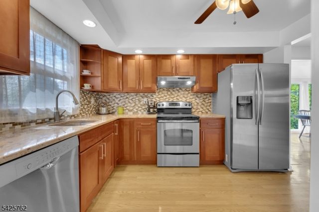 41 Lakewood Dr, Mountain Lakes Boro, NJ 07046