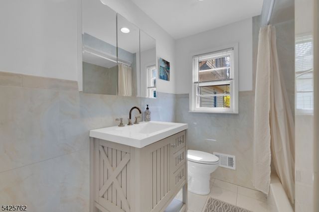 41 Lakewood Dr, Mountain Lakes Boro, NJ 07046