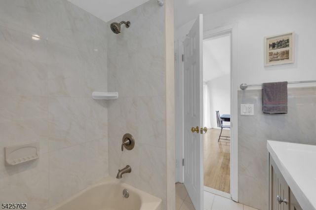 41 Lakewood Dr, Mountain Lakes Boro, NJ 07046