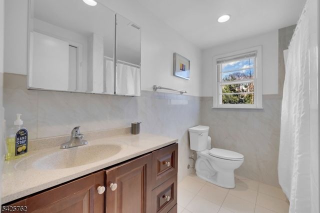 41 Lakewood Dr, Mountain Lakes Boro, NJ 07046