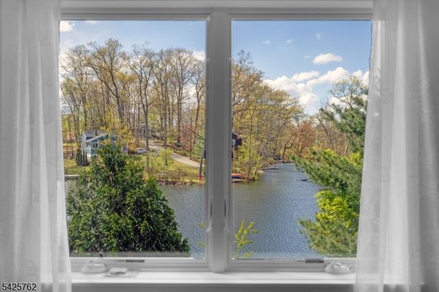 41 Lakewood Dr, Mountain Lakes Boro, NJ 07046