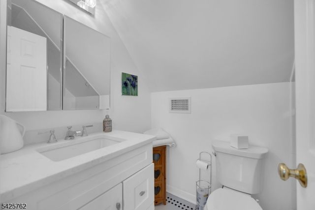 41 Lakewood Dr, Mountain Lakes Boro, NJ 07046