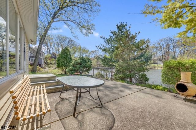 41 Lakewood Dr, Mountain Lakes Boro, NJ 07046