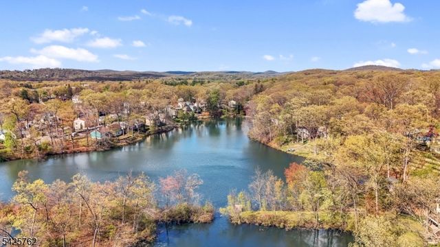 41 Lakewood Dr, Mountain Lakes Boro, NJ 07046